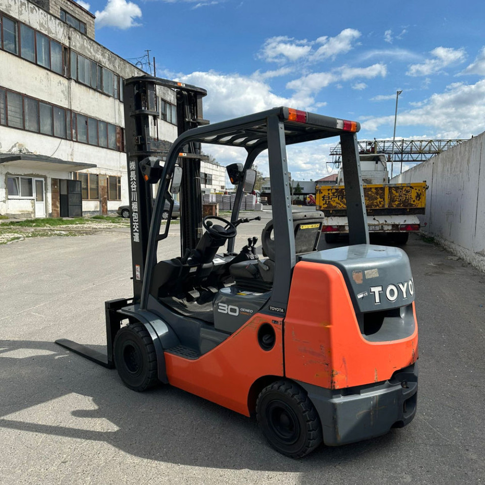 Вилочный погрузчик TOYOTA 8FGK30
