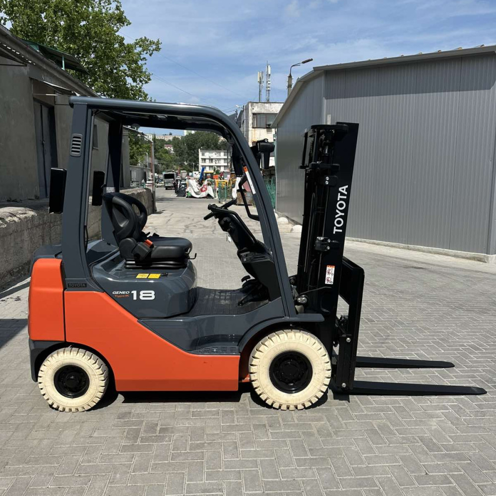 Вилочный погрузчик TOYOTA 42-8FDL18