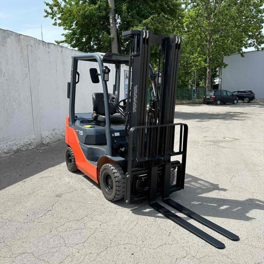 Вилочный погрузчик TOYOTA 02-8FDL15