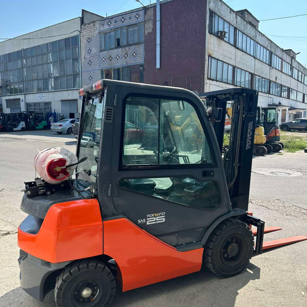 Вилочный погрузчик TOYOTA 02-8FG25