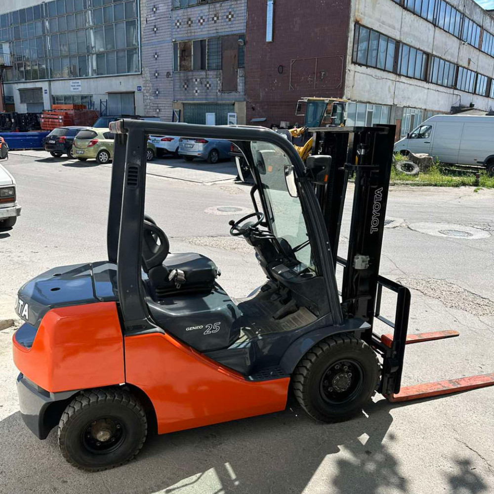 Вилочный погрузчик TOYOTA 02-8FD25