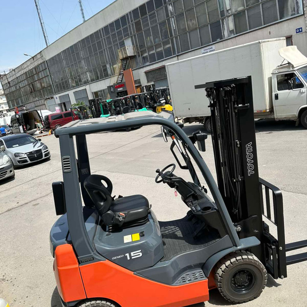 Вилочный погрузчик TOYOTA 02-8FDL15
