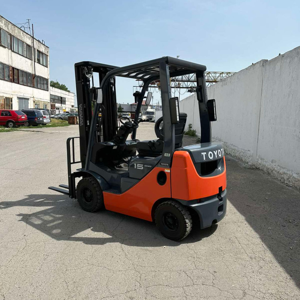 Вилочный погрузчик TOYOTA 02-8FDL15