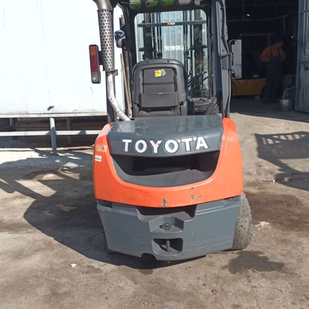 Вилочный погрузчик TOYOTA 52-8FD30