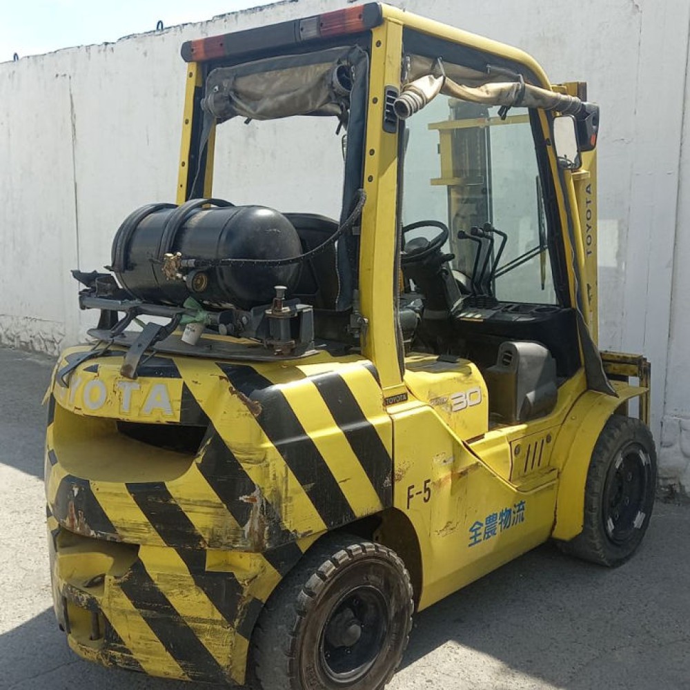 Вилочный погрузчик TOYOTA 02-8FG30