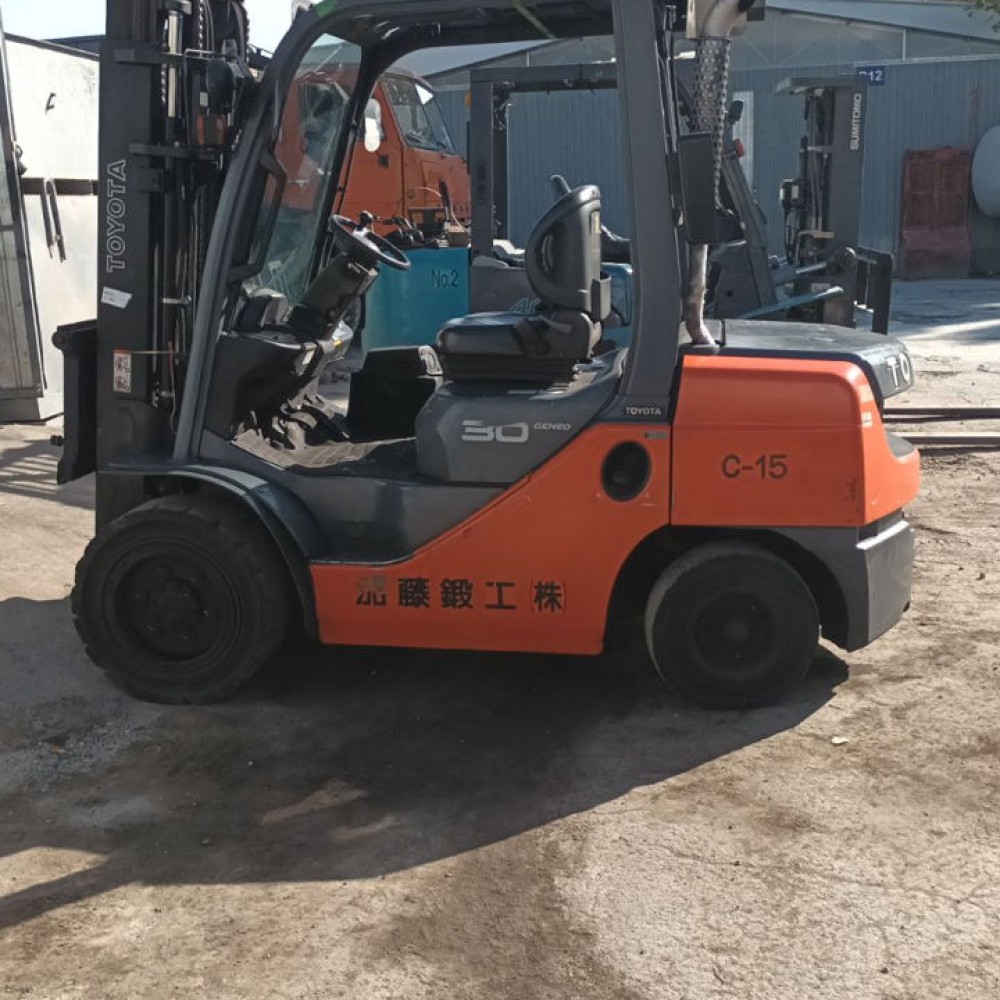 Вилочный погрузчик TOYOTA 52-8FD30