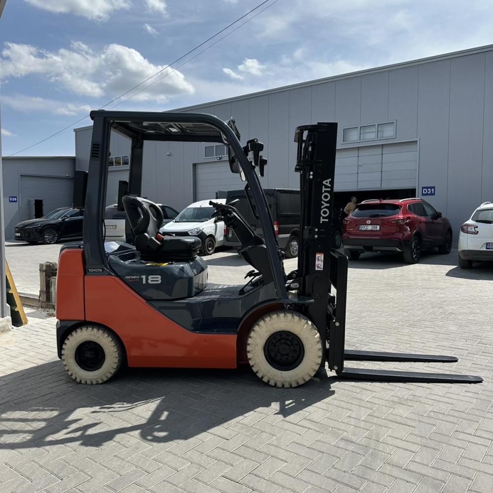 Вилочный погрузчик TOYOTA 42-8FDL18
