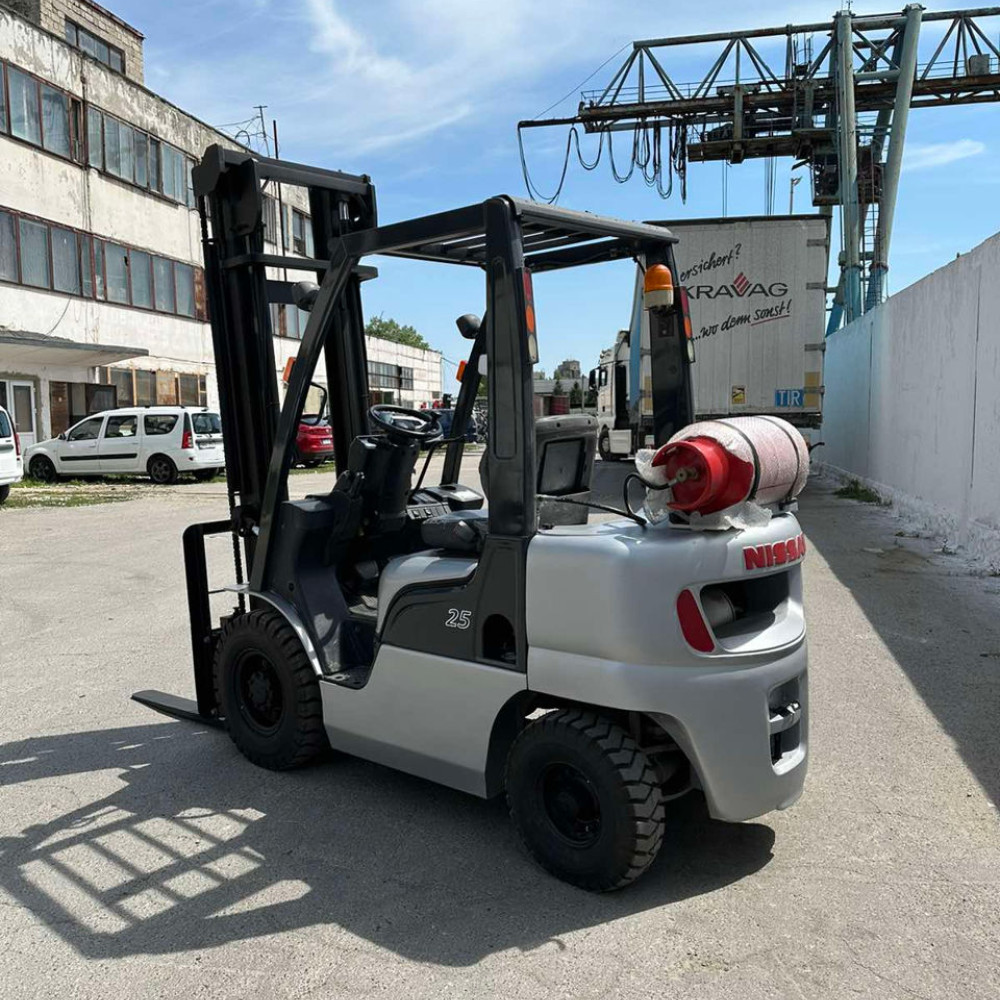 Вилочный погрузчик NISSAN PL02