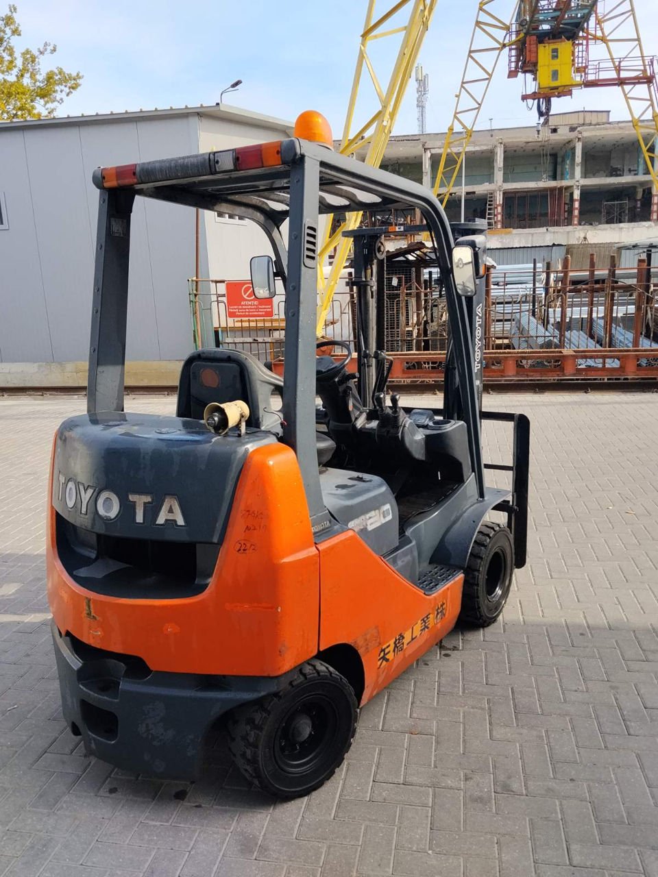 Toyota 8FGK20 – stivuitor pe benzină (2t, second-hand) — изображение 3